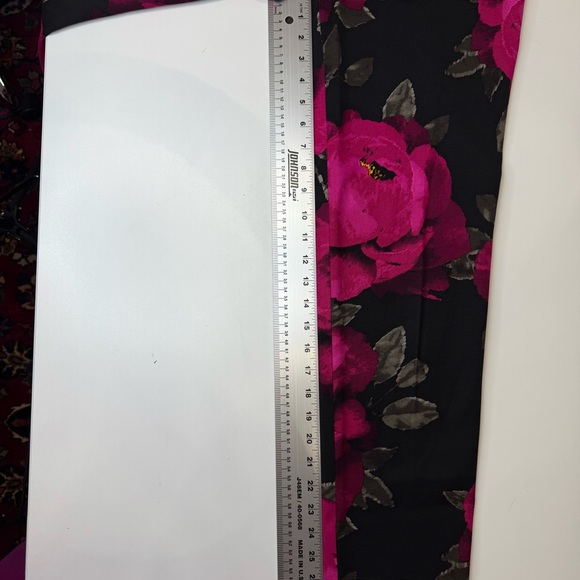 Trina Turk, Floral Pink and Black Pants, women’s size 8, Textured, like new! - Picture 8 of 9